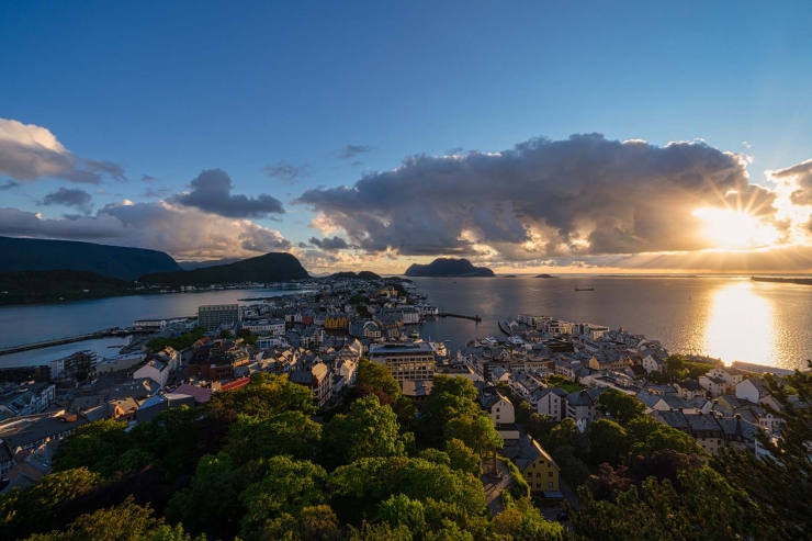 PANORAMA DI ALESUND CON IL SOLE DI MEZZANOTTE